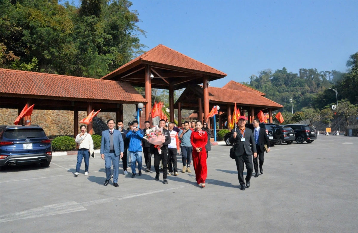 Vietnam and China launch border pass tourism programme